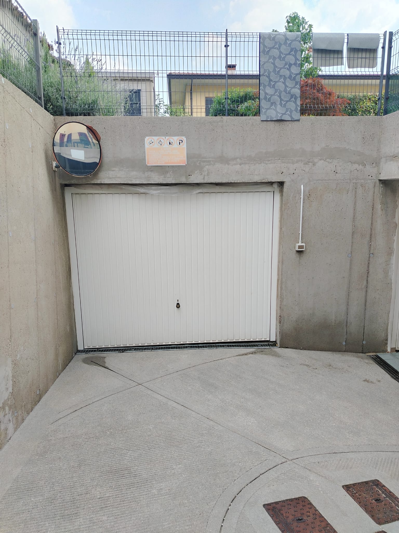 Muro sporco dopo il lavaggio