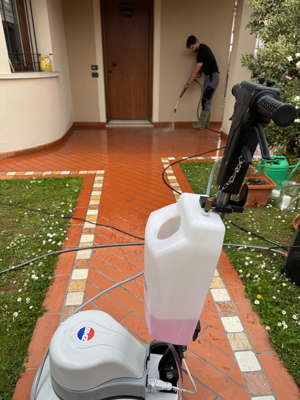 Lavaggio esterno di pavimenti, terrazzi e muretti