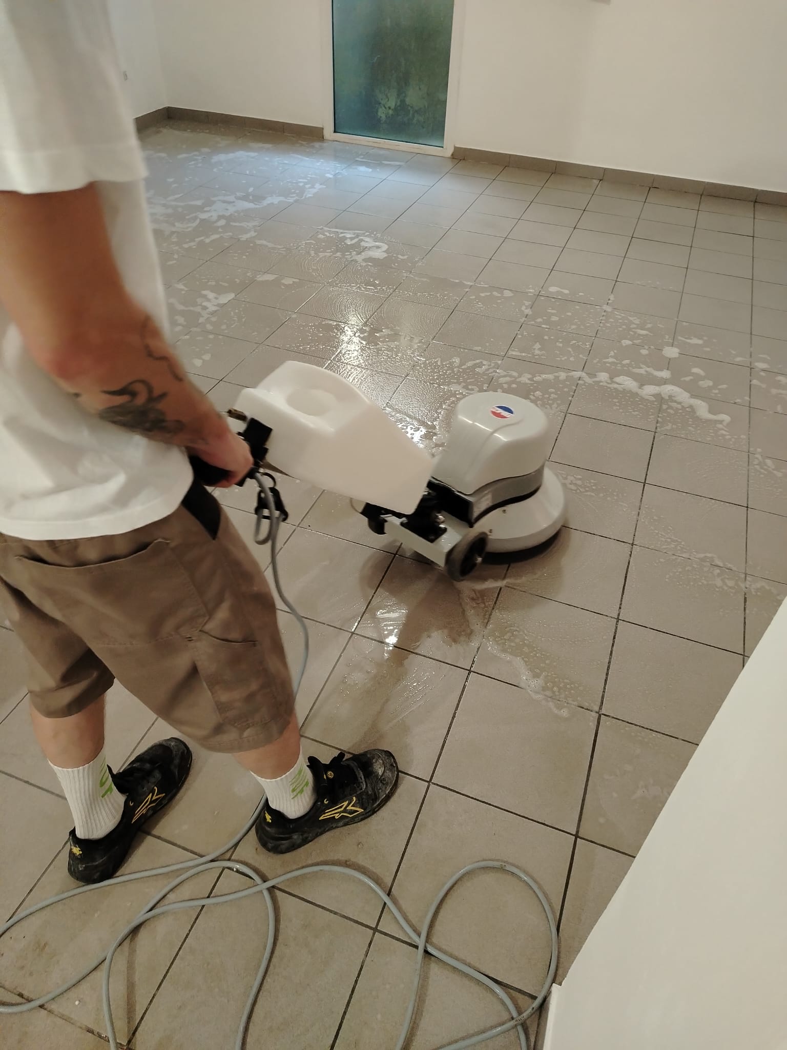 Lavaggio interno professionale di superfici e pavimenti